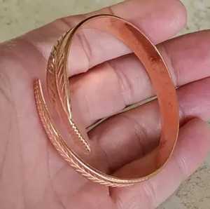 Bracelet manchette vintage en cuivre plaqué or avec plume, unisexe, pour mariage - Product Image 5