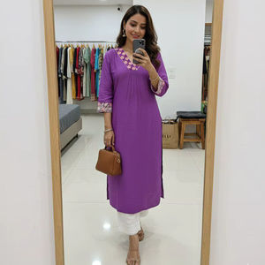 Vêtements ethniques pour femmes, kurta droite en soie Chanderi avec broderie de designer - Product Image 1