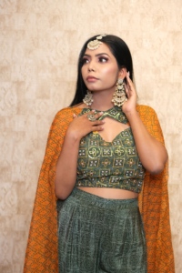Elegante conjunto indio de top y pantalón gharara con dupatta, largo hasta el suelo, corte holgado, ropa étnica para boda, estampado digital verde y naranja. - Product Image 3
