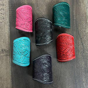 Porta Bufandas de Cuero Rojo Intenso Estilo Western Vintage, Diseño de Pluma Grabada, Cuero Genuino, para Mujer - Product Image 3