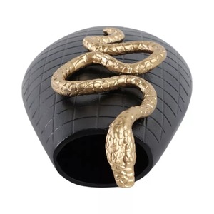 Vase Art Déco Noir en Ambre avec Motif Serpent Doré 18x10x6 Pouces Décoration de Table Faite à la Main - Product Image 2