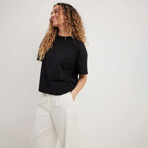 เสื้อยืดผู้หญิงทรงโอเวอร์ไซส์ แขนสั้น ทรงเข้ารูป สีดำลายทาง ระบายอากาศได้ดี เป็นมิตรกับสิ่งแวดล้อม มีโลโก้ แฟชั่น สวมใส่สบาย ขายส่ง รับผลิตตามแบบ - Product Image 1