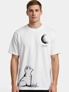 เสื้อยืดคอกลมแขนสั้นสีขาวสำหรับผู้ชายของโอเน็น อาร์แพร์เนลพร้อมลายพิมพ์แมวและพระจันทร์ - Product Image 1