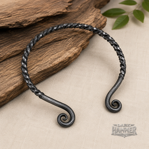 Collier unisexe torsadé en fer forgé à la main, imitation antique, écologique, style médiéval, objet d'art et de collection, cadeau - Product Image 1