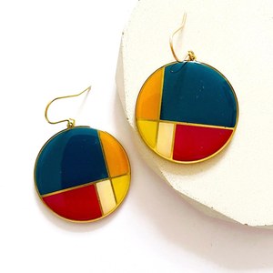 Juego de Aretes de Resina Ecológicos Hechos a Mano para Mujer – Aretes Bonitos y Modernos, Ligeros y Tipo Broche, Regalo de Artesanía en Resina Personalizable - Product Image 1
