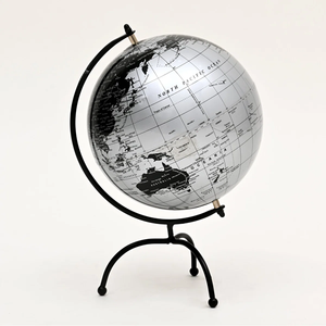 Elegante globo terráqueo decorativo de metal de inspiración vintage, perfecto como centro de mesa o decoración para estantería u oficina. - Product Image 3