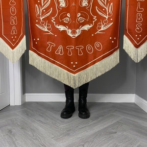 Drapeau en tissu personnalisable brodé en dentelle 3D écologique Fox Hall avec franges à pompons pour décoration murale - Product Image 4