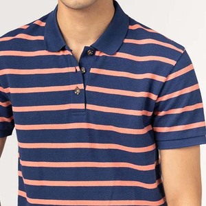 เสื้อโปโลแขนสั้นลายทางสีกรมท่าและสีคอรัลสำหรับผู้ชาย ทรงปกติ ผ้าถักลำลอง - Product Image 4