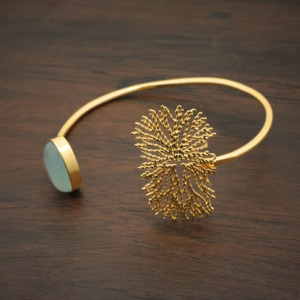 กำไลข้อมือชุบทอง 18k ทำด้วยมือ ประดับด้วยพลอยแคลเซโดนีธรรมชาติ – เครื่องประดับผู้หญิงที่มีเอกลักษณ์เฉพาะตัว - ของขวัญสำหรับเธอ - Product Image 2