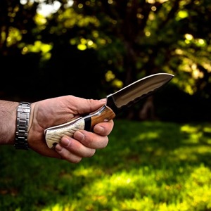 Cuchillo EDC de hoja fija de acero de Damasco hecho a mano con mango de resina y funda de cuero, cuchillo para exteriores - Product Image 3