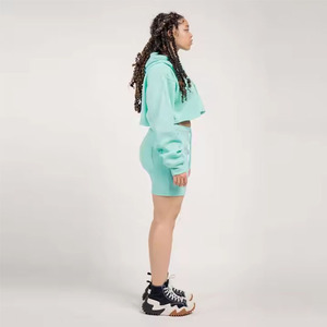 Ensemble de survêtement crop à capuche et short de haute qualité pour femme – Tenue deux pièces d'été avec sweat-shirt court et short – Vente en gros - Product Image 2