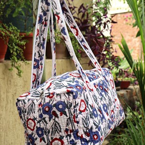 Bolsa de Viaje de Lona Acolchada con Estampado Floral, Bolsa de Fin de Semana para Mujer, Gran Capacidad, Cierre de Cremallera, Estilo Bohemio con Estampado de Bloques - Product Image 3