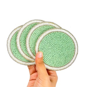 Sous-verres ronds faits à la main avec perles, vert et blanc, style bohème, napperons et dessous de plat - Product Image 1