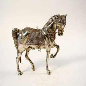 Figurine de cheval en aluminium moulé design, pièce maîtresse en métal pour les intérieurs de complexes hôteliers et de boutiques - Product Image 6