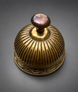 Campana de escritorio redonda de latón antiguo marrón hecha a mano, campana de servicio vintage para recepción de hotel u oficina - Product Image 4