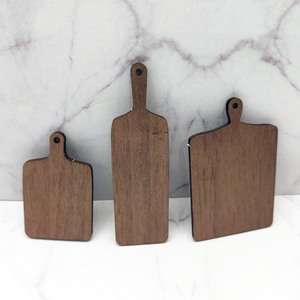 Juego de tablas de cortar de madera en miniatura, tono nogal, para decoración de casas de muñecas, a partir de 14 años - Product Image 1