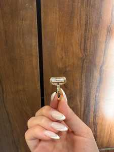 Anillo de Compromiso con Diamante Cultivado en Laboratorio, Corte Esmeralda, 15 Quilates |   Anillo de Boda Solitario con Halo Oculto Certificado por IGI |   ELVORA GEMS Oro de 18K - Product Image 3