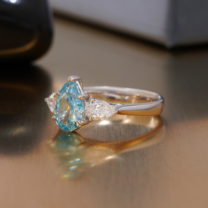 Bague à trois pierres en or 14 carats, sertie d'un diamant de laboratoire de 1,61 carat, bleu vif fantaisie, en forme de poire, fabriquée à la main - Product Image 2