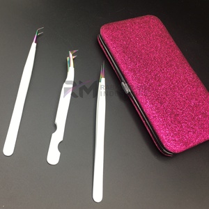 Pinza para Extensión de Pestañas RMI Multi Plasma Tip Antiestática de 10 mm, Acero Inoxidable con Recubrimiento en Polvo Blanco, con Estuche Magnético Rosa Oscuro - Product Image 1