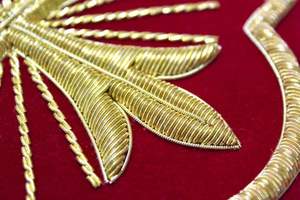 Aplique de Lujo Bordado a Mano con Hilo de Oro, Diseño de Cruz, Efecto 3D en Relieve, Calidad Premium para Prendas de Ceremonia y Blazers - Product Image 5