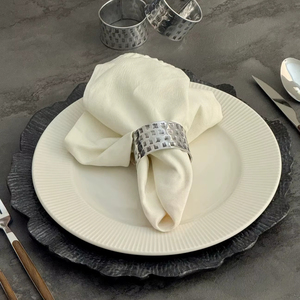 Anneaux de serviette en métal martelé argenté rustique pour la décoration de table moderne, porte-serviettes argenté texturé à large bande - Product Image 1