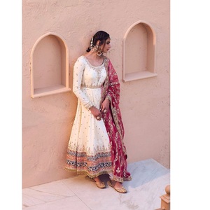 Vestido Anarkali Rojo de Alta Demanda para Mujer con Bordado de Lentejuelas de 5mm para Recepciones y Bodas, Disponible para la Venta - Product Image 1