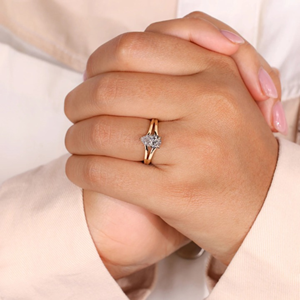 Ensemble de mariage de luxe avec diamant de laboratoire ovale de 1,07 carat, certifié IGI, bague de fiançailles avec alliance en or jaune 14 carats - Product Image 3
