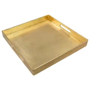 Plateau de service carré en métal doré poli, style glamour, durable, pour présentation de desserts et de fêtes - Product Image 1