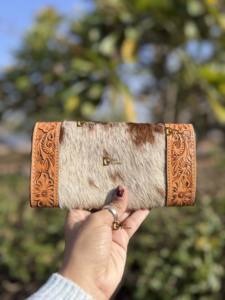 Cartera de Cuero con Grabado Artesanal, Elegante Cartera de Piel de Vaca con Pelaje, Multiusos, Estilo Occidental para Mujer - Product Image 4