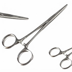 Pinces hémostatiques compactes de 4,5 pouces dotées d'un mécanisme de verrouillage précis, idéales pour une fixation sécurisée et délicate des vaisseaux. - Product Image 3
