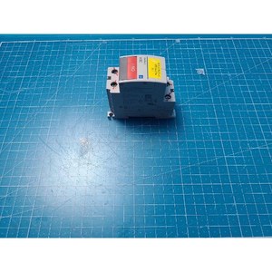 Série Fuji CP30F - Protecteur de circuit bipolaire MCP CP30FM-2P010, utilisé comme pièce détachée pour équipement semi-conducteur d'époque - Product Image 1