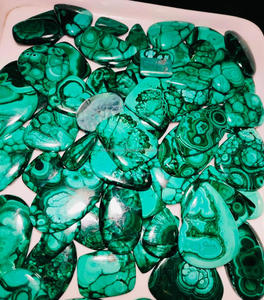 Cabujón de piedras preciosas sueltas de malaquita Natural, forma de mezcla pulida, cabujón para hacer todos los tamaños de cristal de colgantes de joyería, piedras preciosas - Product Image 1