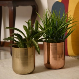 Mesa Consola con Espacio de Almacenamiento y Florero Metálico Premium, Centro de Mesa Elegante para Interiores de Lujo - Product Image 3