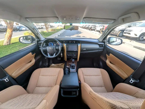 Nuevo Toyota Fortuner SUV 2023 de 5 plazas, 2999cc, techo solar, especificaciones GCC, 199Hp, 4 cilindros, transmisión automática, volante a la izquierda. - Product Image 4