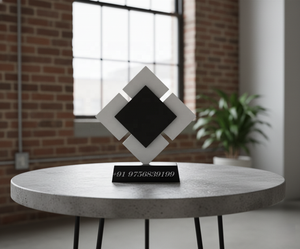 Trophée géométrique moderne en résine acrylique noir et blanc avec base en bois noir pour la reconnaissance d'entreprise et les événements - Product Image 3