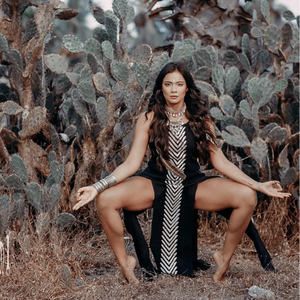 Vestido largo de algodón negro estilo bohemio con flecos geométricos y abertura lateral alta - Product Image 2