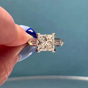 Anillo de Diamantes Princess de 2.50 Quilates con Diseño de Bisel Catedral y Laterales en Forma de Bala, Anillo de Diamantes IGI de Oro Amarillo de 14K - Product Image 1
