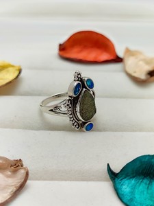 Anillo de Cuarzo Arcoíris Gris Caribeño con Druzy Plano, Joyería Elegante Hecha a Mano con Piedra Preciosa Natural para Mujer - Product Image 4