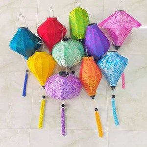 Lanternes en soie esthétiques de Hoi An DISPONIBLES |   Lanterne suspendue en tissu de soie écologique de haute qualité, décoration - Product Image 2