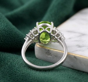 แหวนค็อกเทลเพอริดอทดีไซน์รูปไข่ทรงธรรมชาติจาก Mehrajuddin Gems ประจำเดือนสิงหาคม ประดับด้วยเงินแท้ 925 ตัวเรือนแบบ Prong Set ได้รับการรับรองจากคริสเตียน - Product Image 6