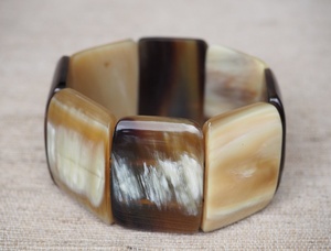 Brazalete Artesanal Ecológico Hecho a Mano con Cuerno de Búfalo para Mujer, Joyería de Diseño Único para Propietarios de Boutiques y Tiendas - Product Image 4