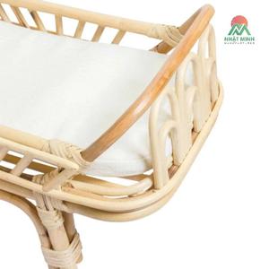 Lit de poupée en rotin naturel fait main, conçu pour les chambres d'enfants, adapté aux enfants de 5 à 7 ans. - Product Image 2