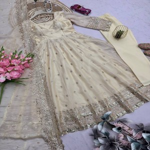 VASTRA COTTAGE Conjunto de Vestido Anarkali de Seda Chinon con Bordado de Lentejuelas Pesadas, con Pantalón y Dupatta, Ropa Premium para Bodas - Product Image 3