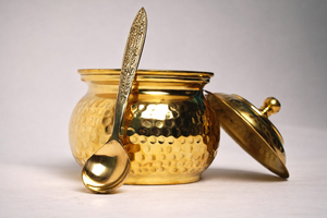 Olla de Pooja de Latón Hecha a Mano con Tapa y Cuchara, Diseño Bold Blossom |   Kalash Indio Tradicional para Rituales y Decoración del Hogar - Product Image 1