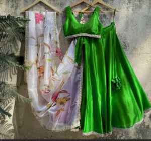 Gamme exclusive de vêtements ethniques indiens de couleur noire à la mode Malai Satin Silk Lehenga Choli avec livraison gratuite dans le monde entier - Product Image 6