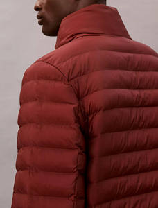 Veste matelassée à col montant en nylon rouge pour homme, personnalisable avec logo, résistante à l'eau et au vent, best-seller - Product Image 4