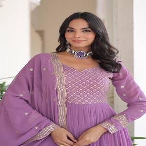 Vestido de Mujer VASTRA COTTAGE en Faux Georgette con Lentejuelas, Bordado Zari, Manga Larga, Cuello en V Elegante y Dupatta a Juego - Product Image 3
