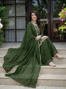 Ensemble Kurti et pantalon en rayonne brodée verte avec dupatta, tenue traditionnelle ethnique pour femme, coupe ample, longueur au sol, Inde Pakistan - Product Image 4