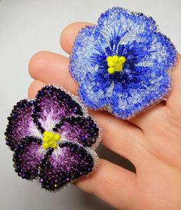 Broche Bordado a Mano MD HANDICRAFTS con Cuentas de Vidrio Coloridas y Perlas, Diseño Personalizable para Niños, Hombres y Mujeres, Bodas/Fiestas - Product Image 1