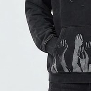 Sweat-shirt à capuche noir personnalisé pour homme en coton French Terry, imprimé motif dessin animé, décontracté, pour l'automne, coupe classique, avec poche avant et logo. - Product Image 6